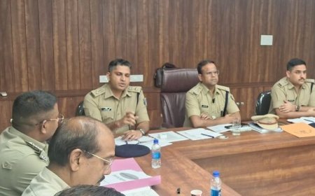 Jamshedpur ssp crime meeting : जमशेदपुर के वरीय पुलिस अधीक्षक ने की मासिक अपराध समीक्षा बैठक, विभागीय पदाधिकारियों को अपराध नियंत्रण के लिए दिए सख्त निर्देश, 7 दिन में पासपोर्ट सत्यापन और अपराध पर कड़ी कार्रवाई के आदेश