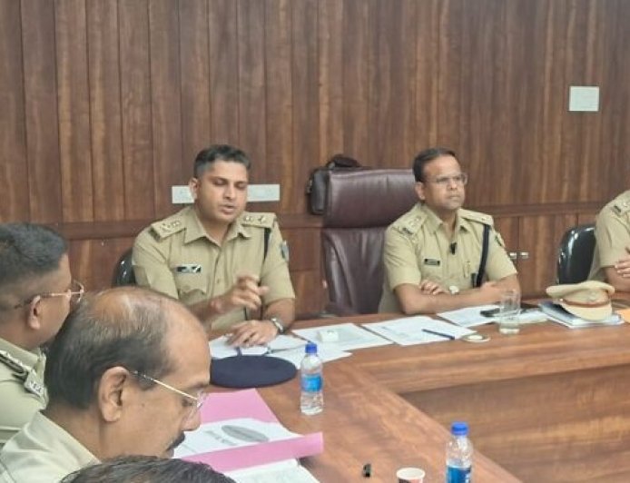 Jamshedpur ssp crime meeting : जमशेदपुर के वरीय पुलिस अधीक्षक ने की मासिक अपराध समीक्षा बैठक, विभागीय पदाधिकारियों को अपराध नियंत्रण के लिए दिए सख्त निर्देश, 7 दिन में पासपोर्ट सत्यापन और अपराध पर कड़ी कार्रवाई के आदेश