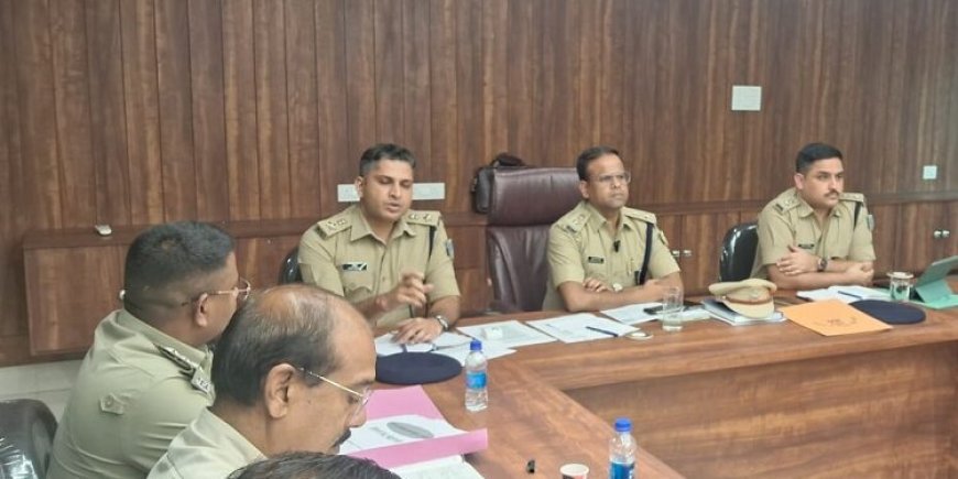 Jamshedpur ssp crime meeting : जमशेदपुर के वरीय पुलिस अधीक्षक ने की मासिक अपराध समीक्षा बैठक, विभागीय पदाधिकारियों को अपराध नियंत्रण के लिए दिए सख्त निर्देश, 7 दिन में पासपोर्ट सत्यापन और अपराध पर कड़ी कार्रवाई के आदेश